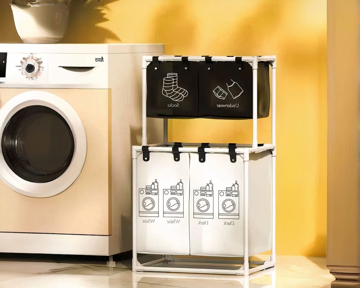 On voit un panier à linge à deux étages, avec un bac pour les chaussettes et l'autre pour le linge sale. Plusieurs compartiments.