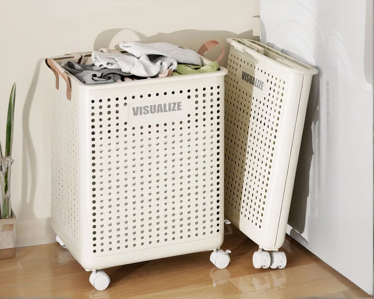 On voit un panier à linge design minimaliste chic et son homologue plié. Il est sur roulettes