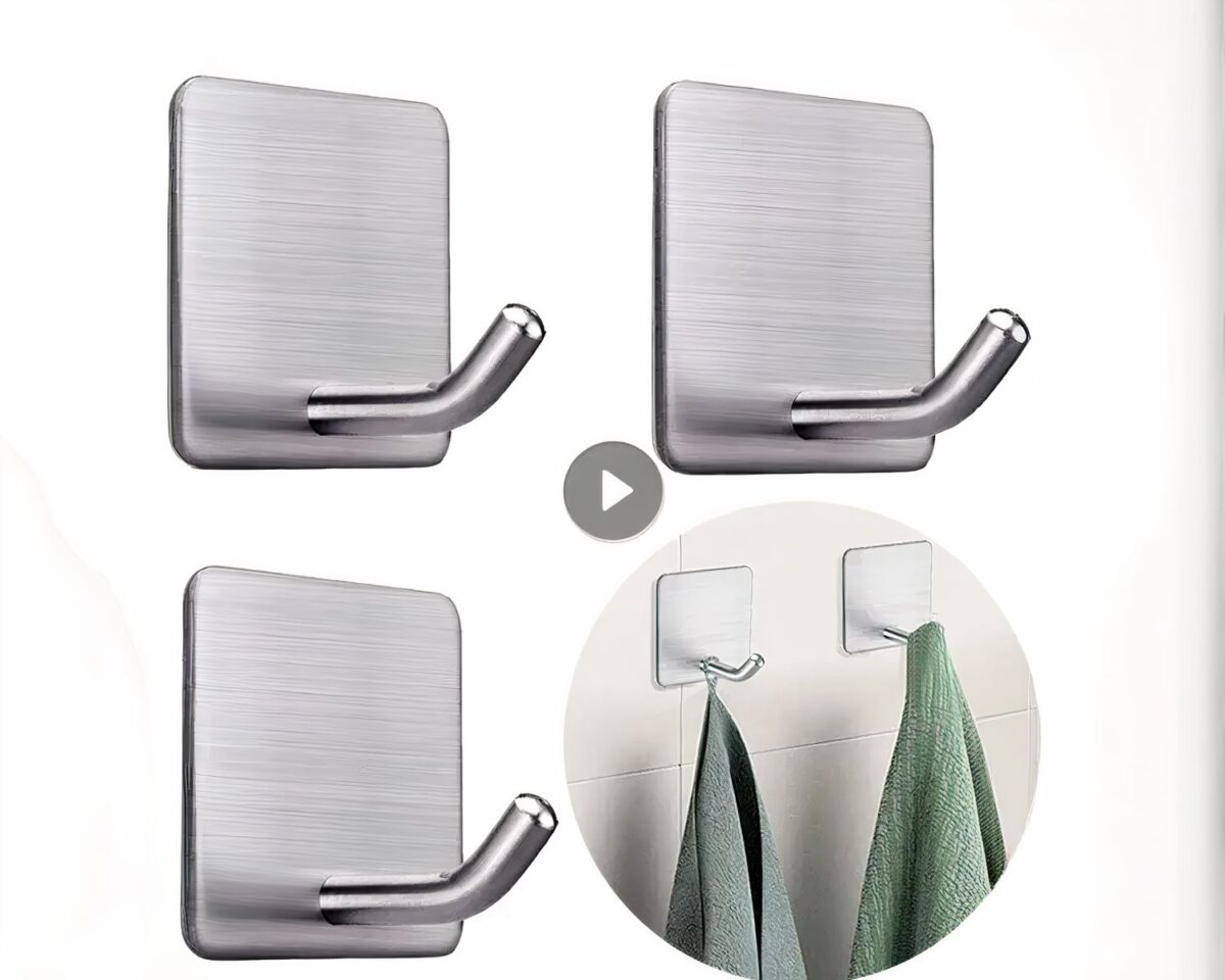 3 crochets en métal argenté fixés au mur et une photo de 2 crochets avec 2 serviettes pendues