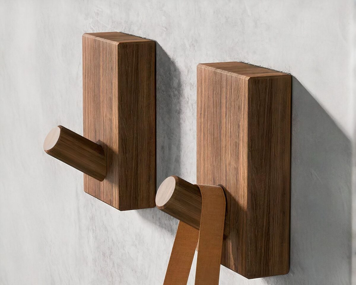 Deux patères autocollantes en bois collées au mur.