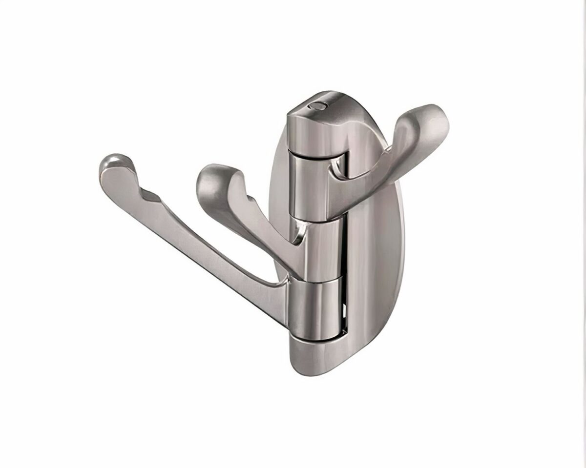 Patère design à trois branches sur fond blanc.