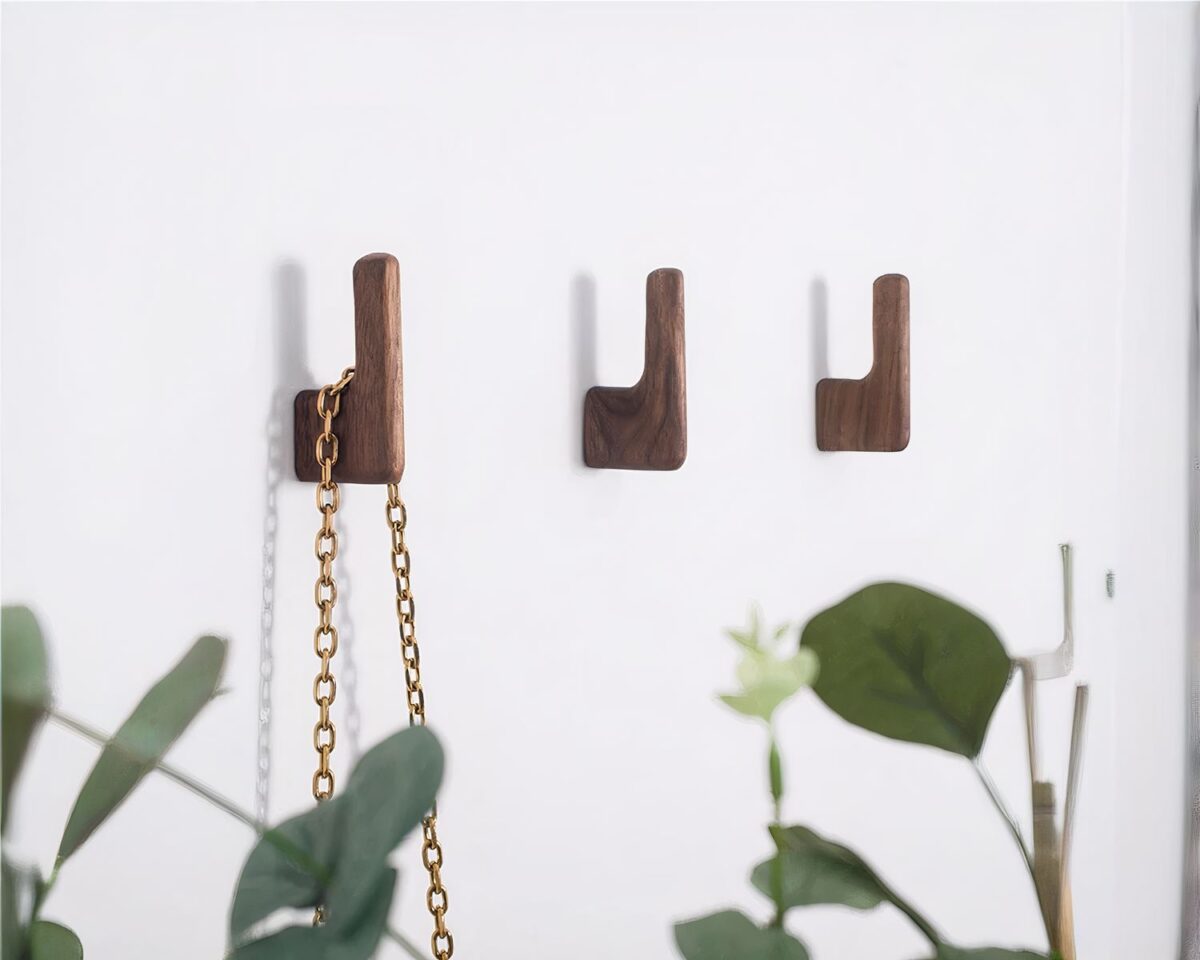 3 crochets en bois accrochés au mur