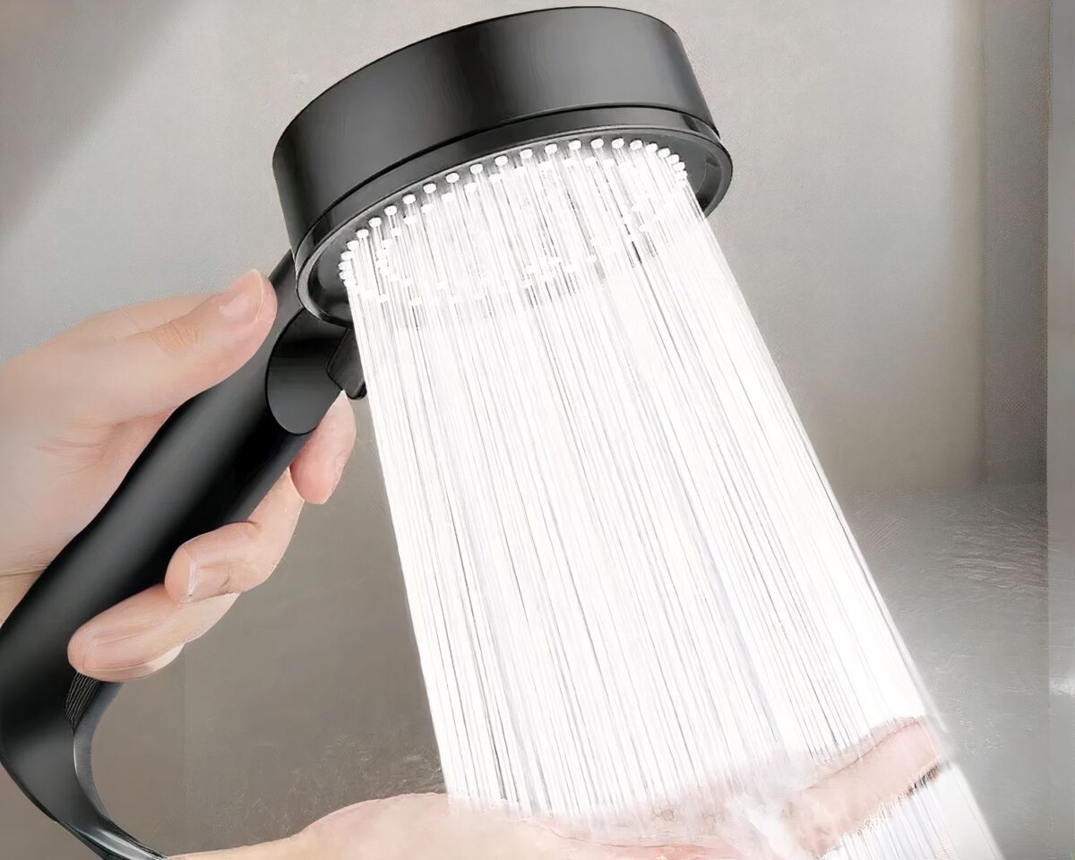 On voit un pommeau de douche haute pression noir