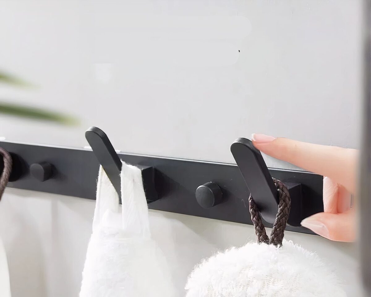 Porte manteau salle de bain en alu noir design
