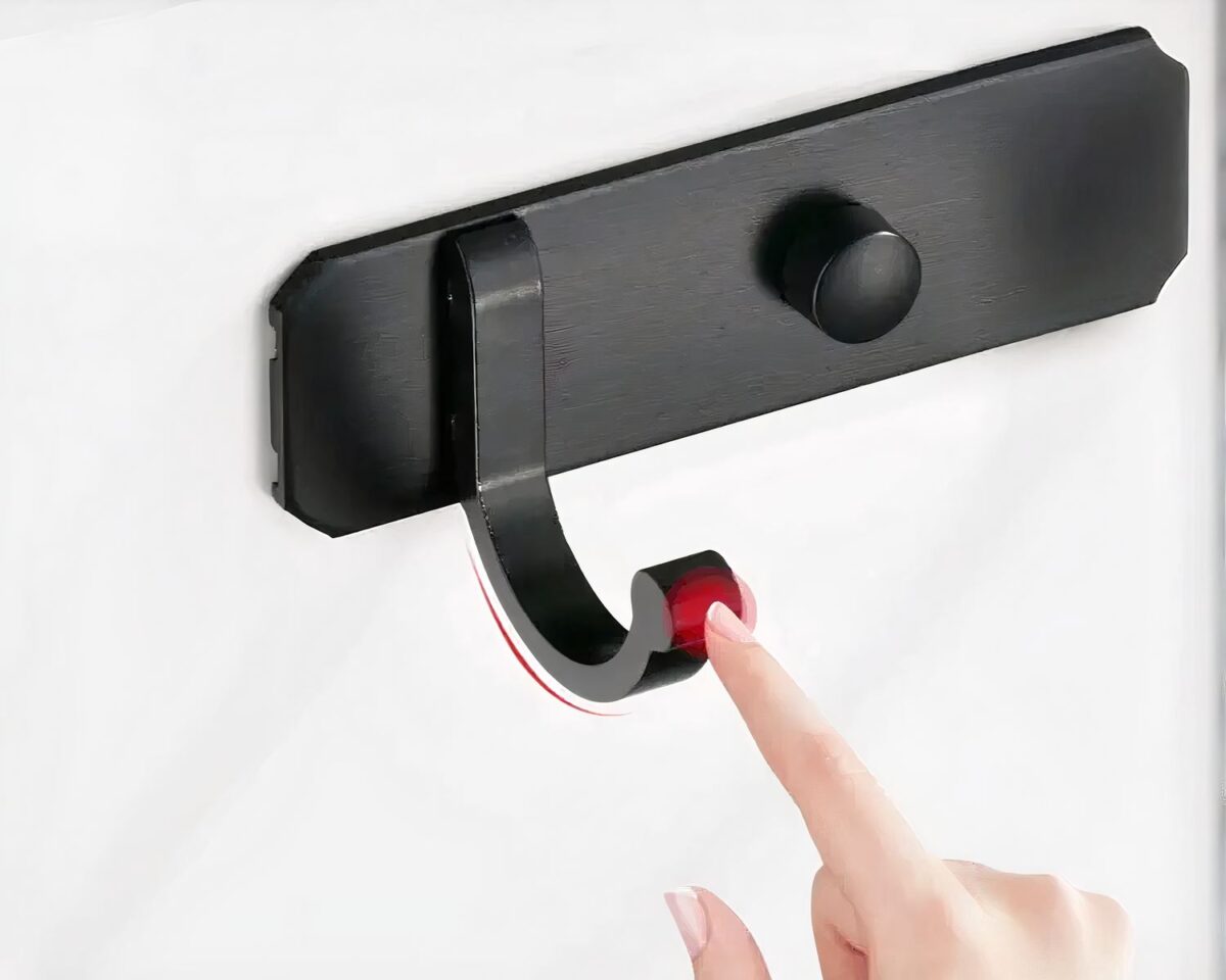 Porte manteau salle de bain en alu noir design