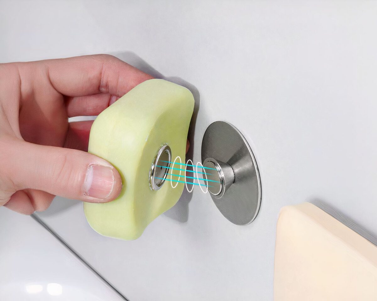 On voit un porte-savon aimanté qui tient sur un mur à l'aide d'un double-face 3M