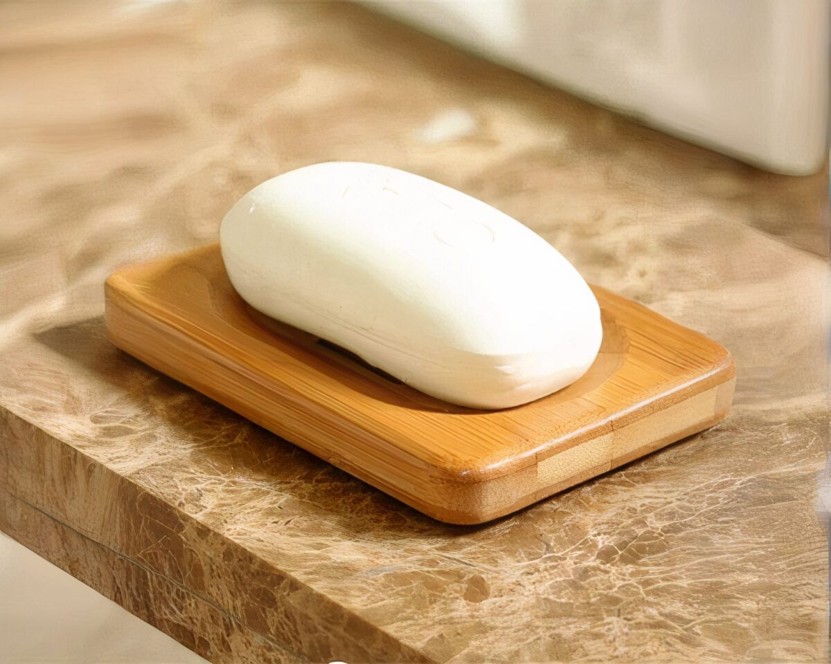 Voilà un porte-savon en bambou avec un savon blanc