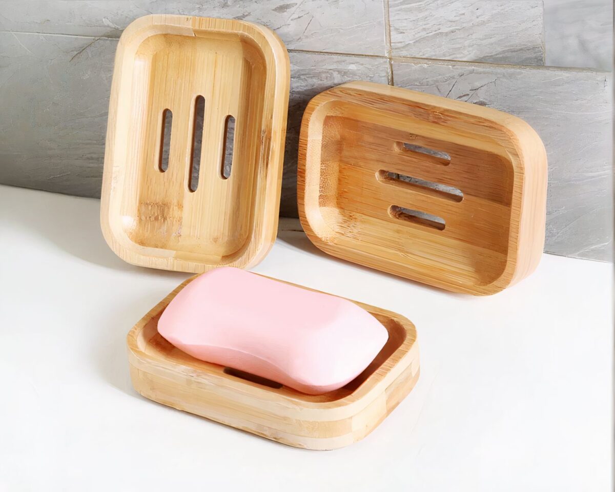 Porte-savon en bambou avec rebords 3 porte-savons en bambou avec un savon rose