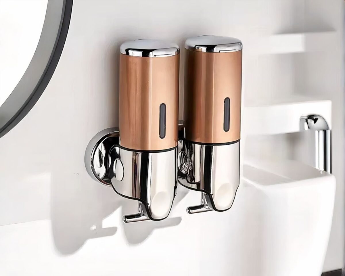 Deux distributeurs de savon liquide muraux