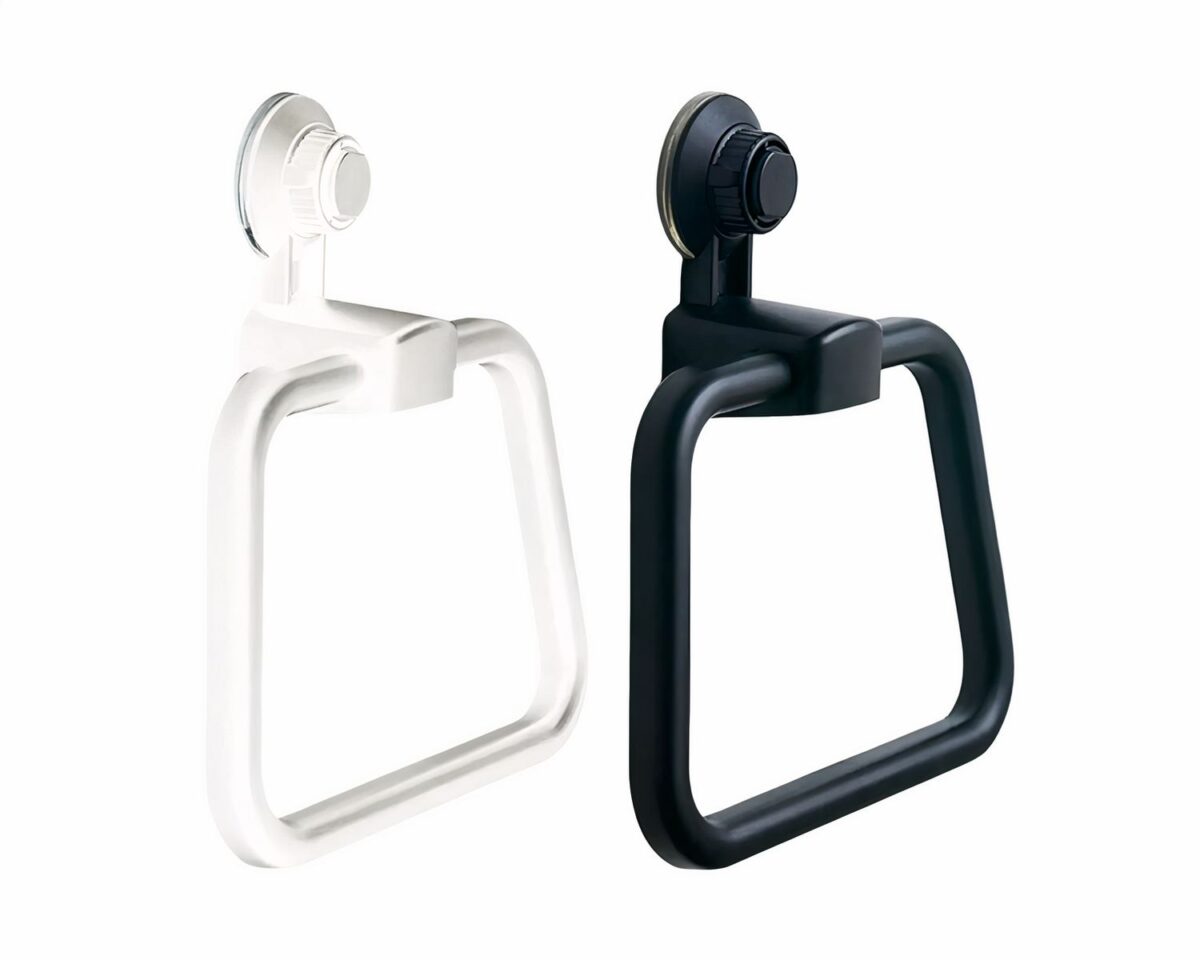 Deux porte-serviettes blancs et noirs style anneau sur fond blanc