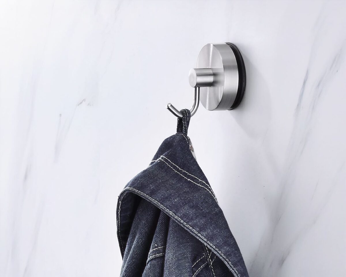 Deux crochets ventouses, noirs, pour salle de bain