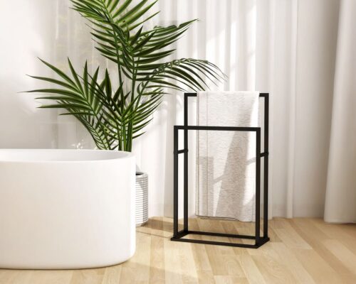 Porte serviette sur pied noir graphique devant rideau et plante