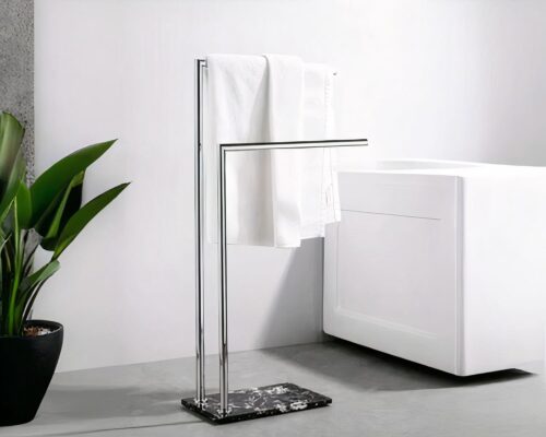 Porte-serviette double gris argenté dans salle de bain