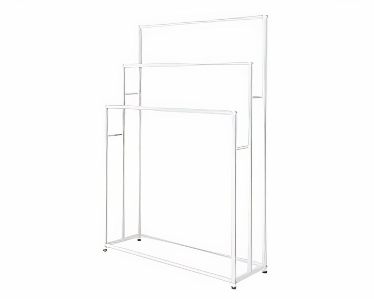 Porte-serviette doré dans une salle de bain en marbre