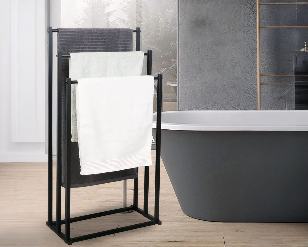 Porte serviette noir trois places dans une salle de bain grise moderne et très grande