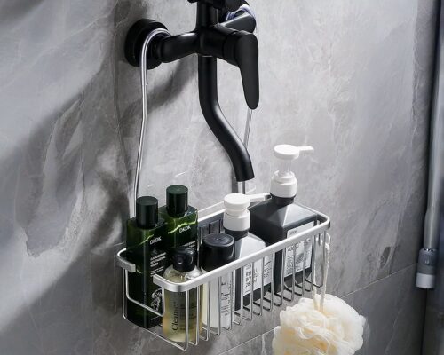 On voit un porte-shampoing argenté suspendu à la robinetterie d'une douche. Il y a plusieurs cosmétiques à l'intérieur.