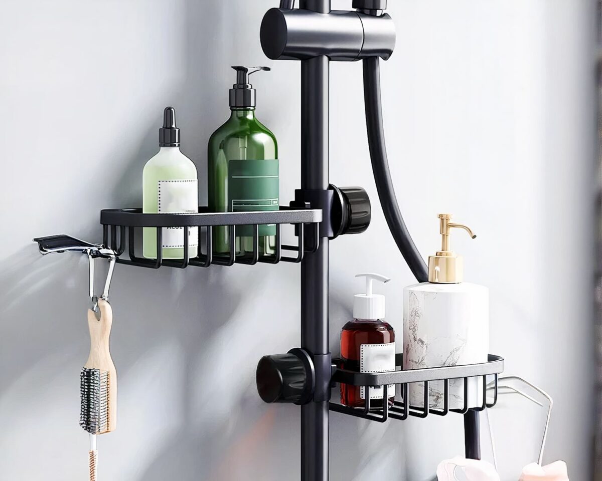 Porte-shampoing à visser sur barre de douche Porte shampoing noir vissé sur une barre de douche, qui soutient des flacons dans une salle de bain.