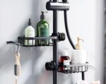 Porte shampoing noir vissé sur une barre de douche, qui soutient des flacons dans une salle de bain.