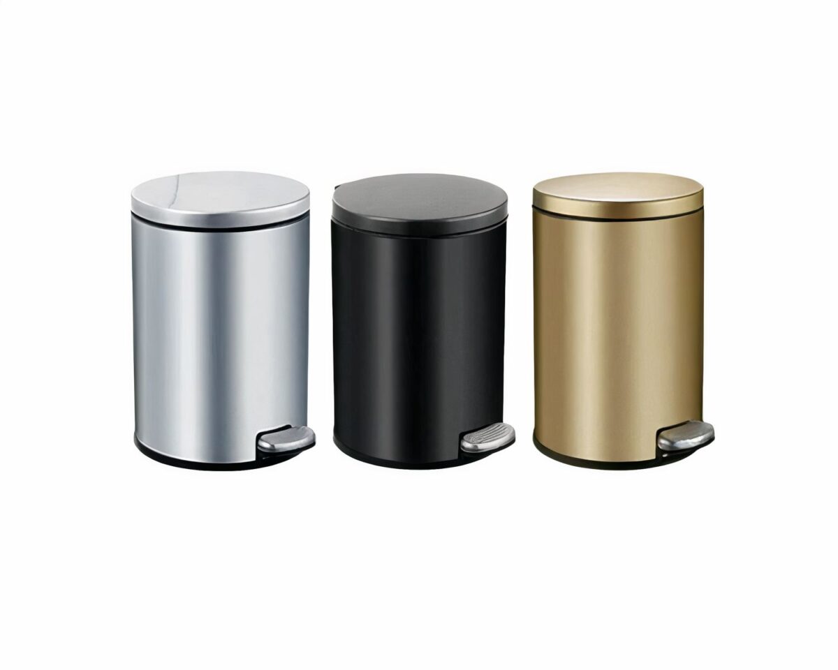 Photo de trois poubelles de salle de bain à pédale, une argentée, une noire et une dorée sur fond blanc