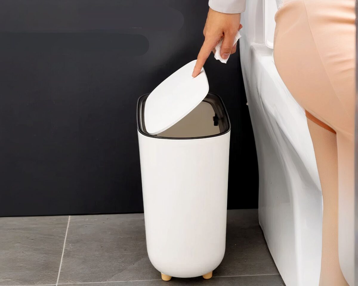 Poubelle salle de bain couvercle à pression