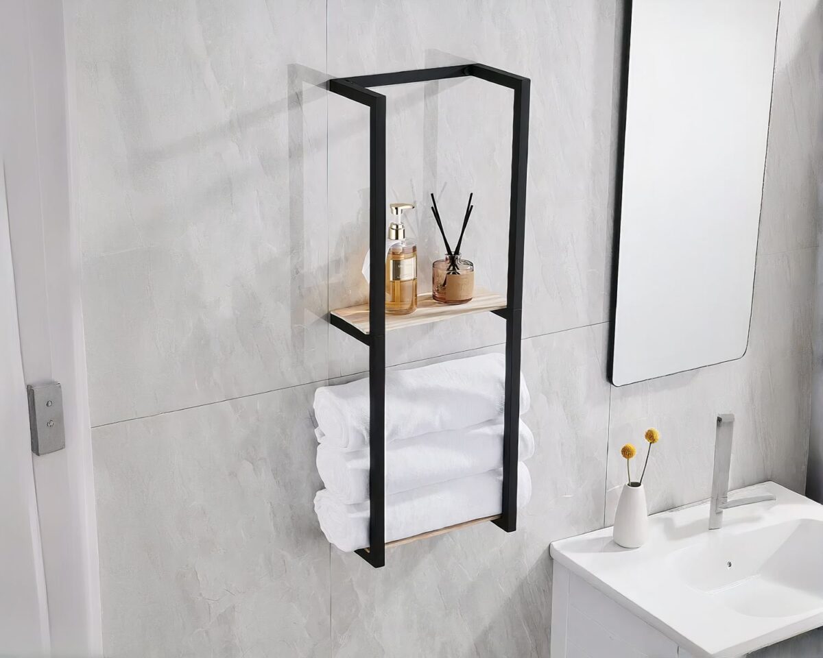 Rangement serviettes salle de bain mural une tablette avec des serviettes sur un mur blanc à côté d'un lavabo.