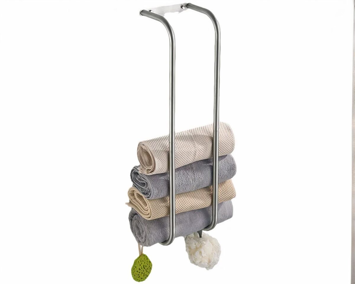 Rangement serviettes salle de bain mural en acier avec des serviettes roulées dedans.