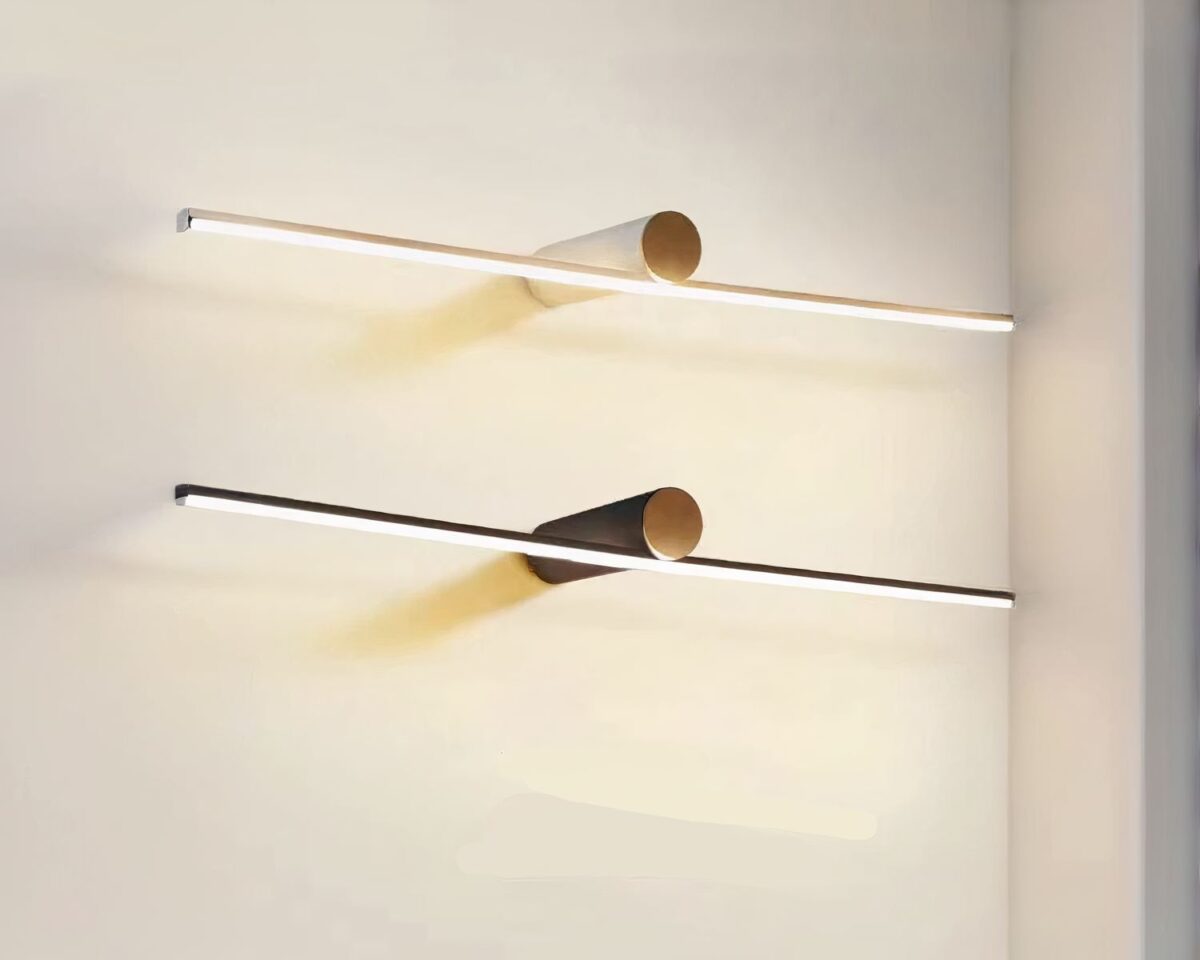 Photo représentant deux réglettes de salle de bain à éclairage frontal style néon l'une blanche et l'autre noire éclairées sur un fond jaune pale