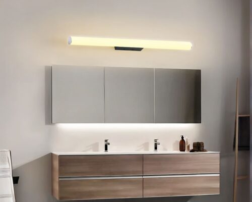 Photo d'une réglette salle de bains allumée en blanc chaud au dessus d'un meuble miroir at d'un lavabo double vasque dans un meuble moderne marron rectangulaire, le tout sur un mur beige