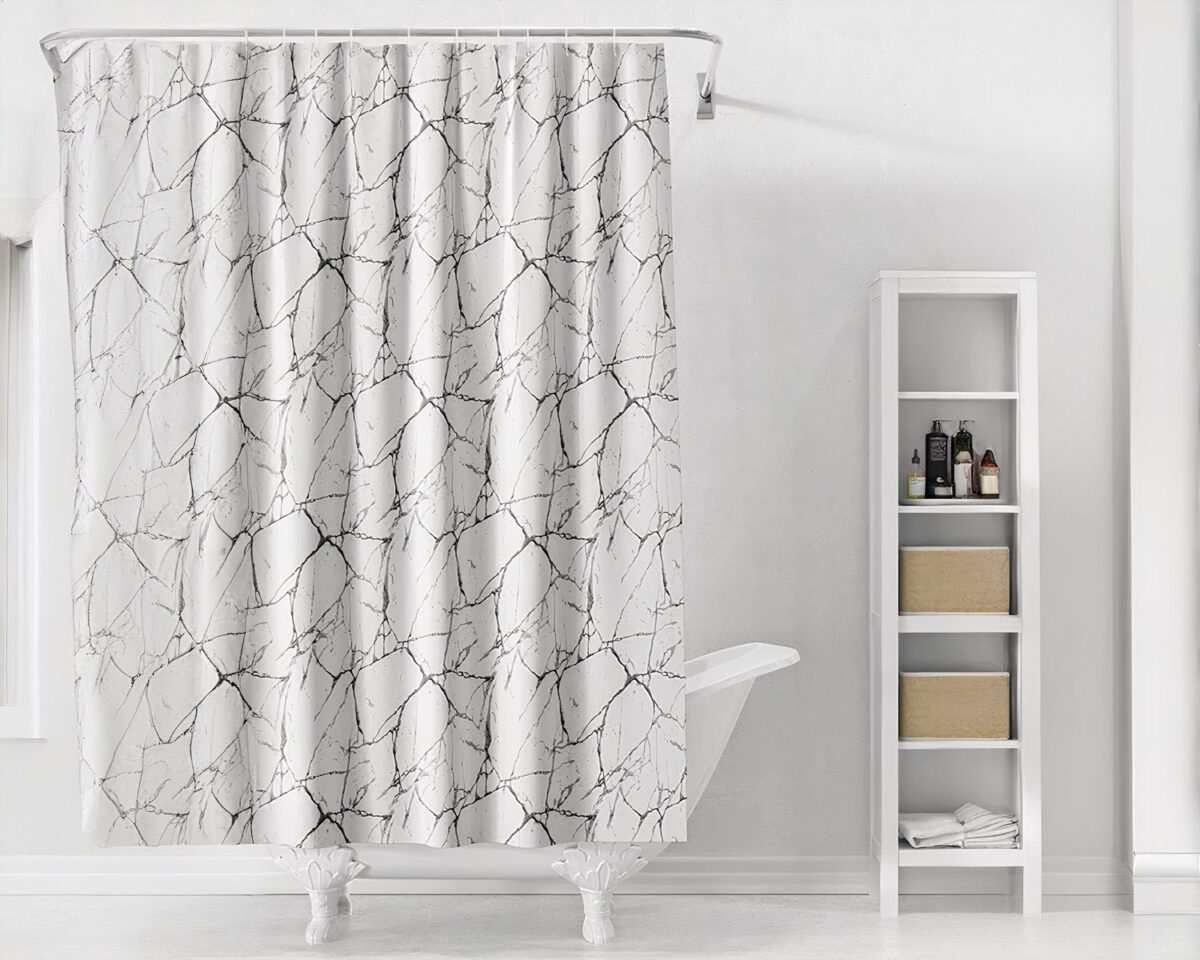 Rideau de douche à motifs pierre Rideau de douche à motifs pierre devant une baignoire.