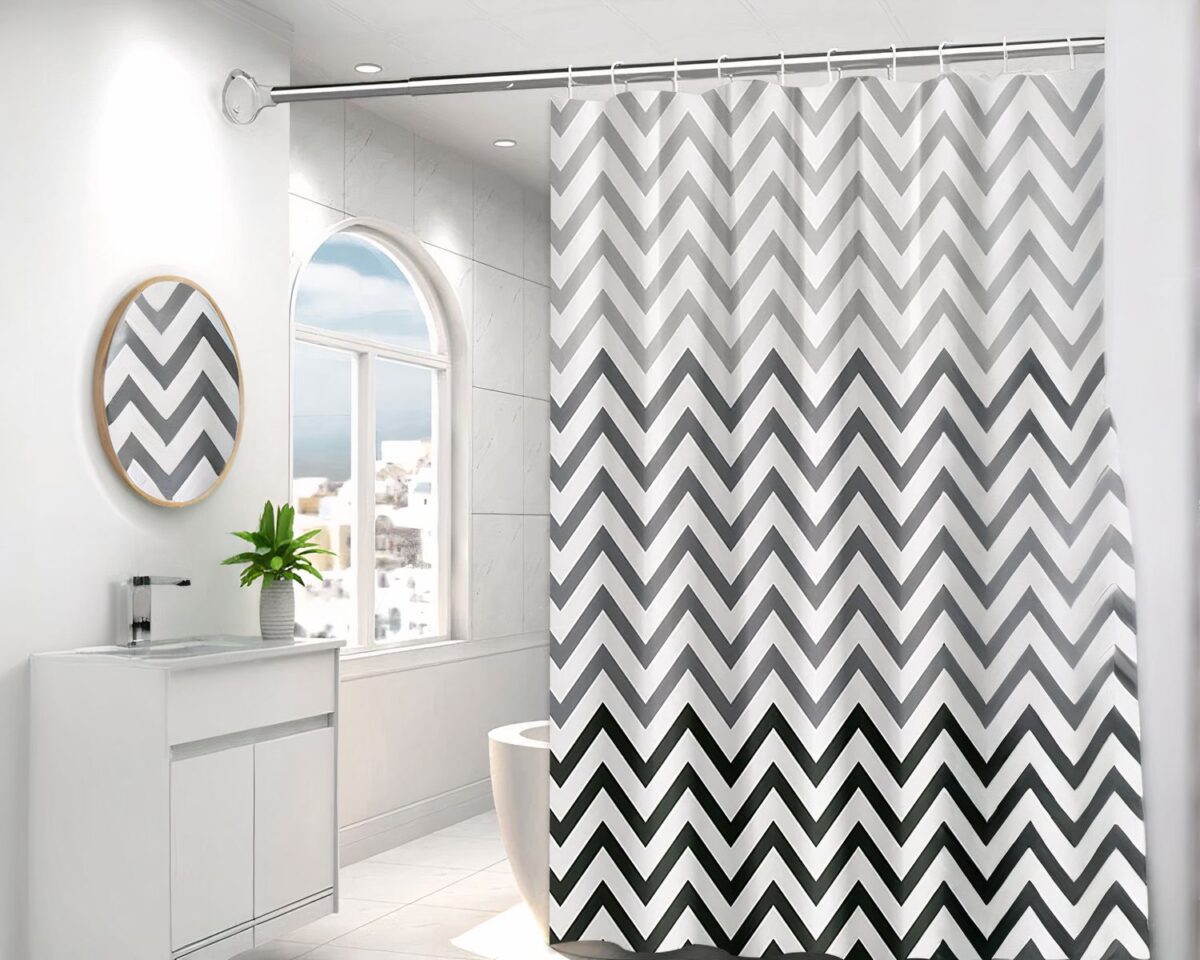 Rideau de douche avec motifs gris installé devant une baignoire.