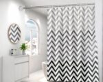 Rideau de douche avec motifs gris installé devant une baignoire.