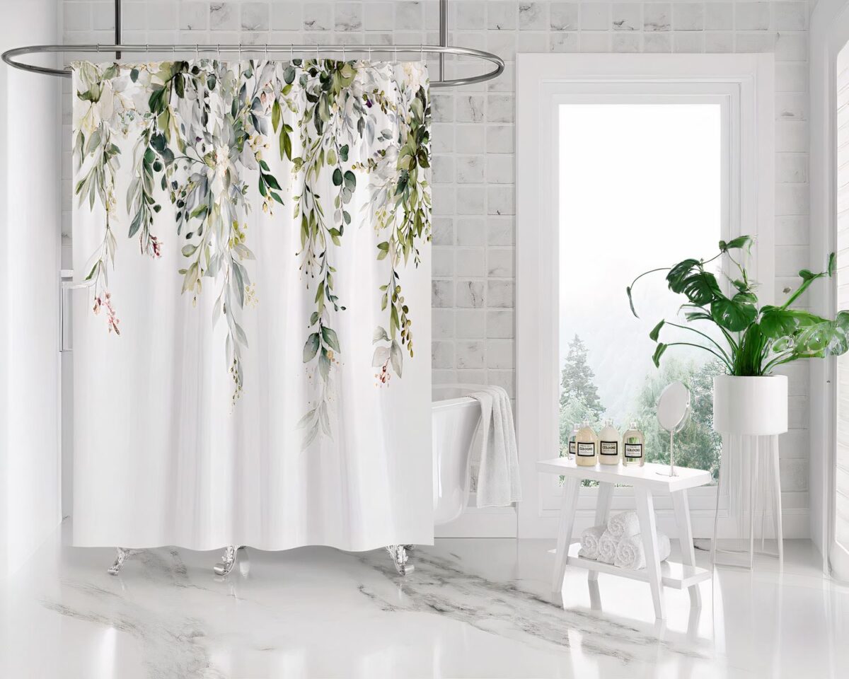 Rideau de douche avec des feuilles installé devant une baignoire.