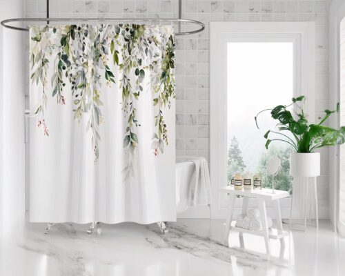 Rideau de douche avec des feuilles installé devant une baignoire.