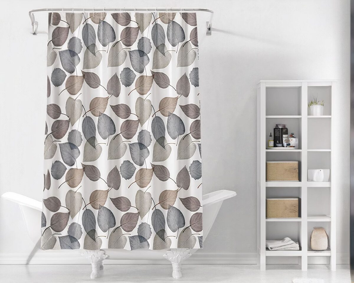 Rideau de douche suspendu avec feuilles tombantes.