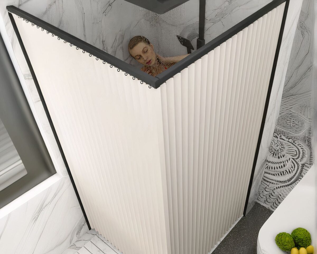 Rideau de douche beige en angle avec une personne prenant sa douche.