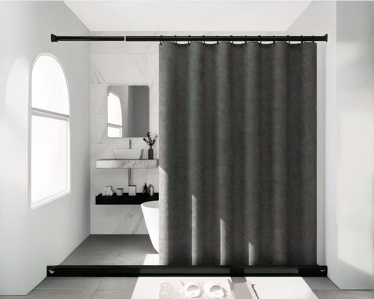 Rideau de douche gris installé dans une salle de bain.