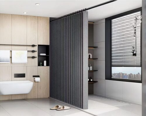 Rideau de douche gris installé dans une salle de bain.