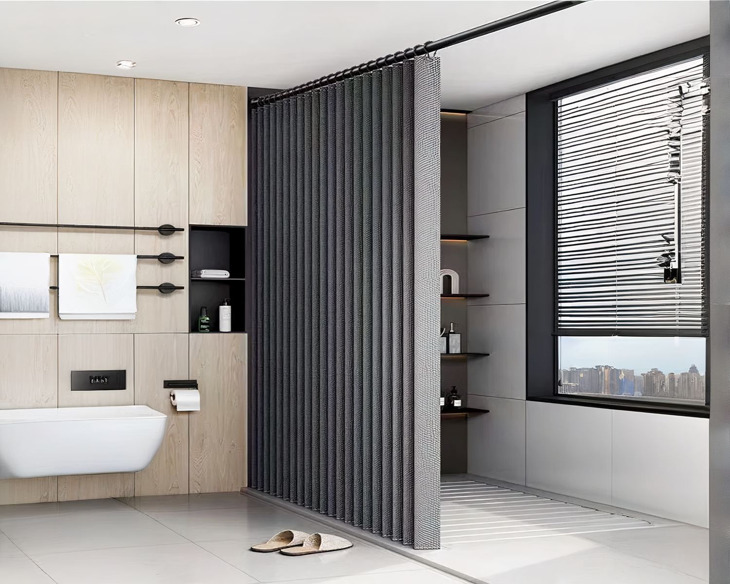 Rideau de douche gris installé dans une salle de bain.