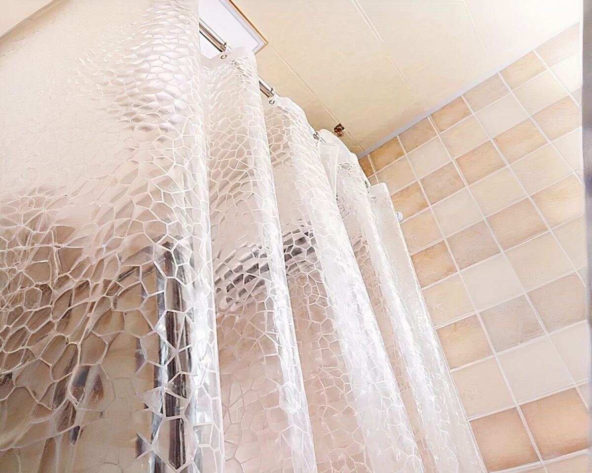 Rideau de douche transparent avec motifs vu de près.