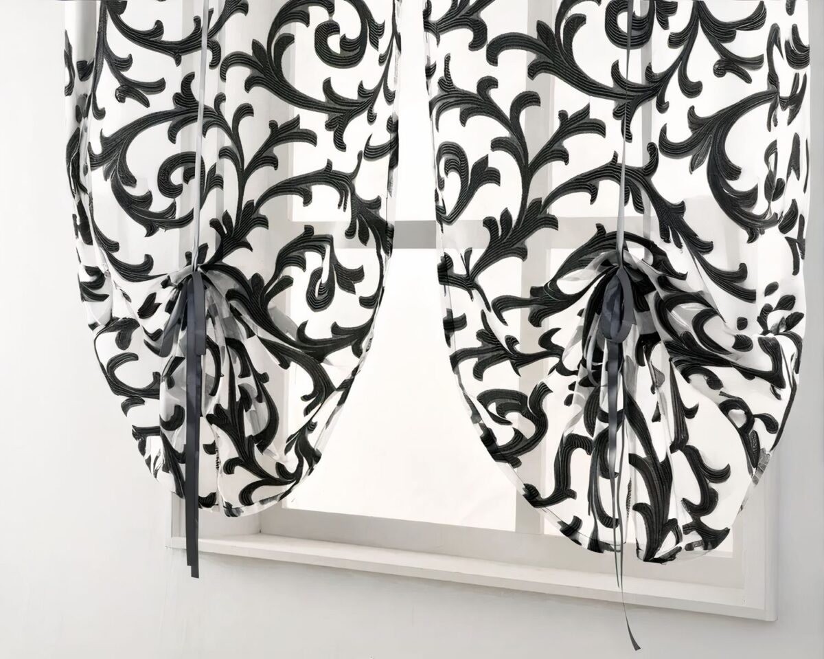 Rideau de fenêtre à motifs pour la salle de bain Rideaux avec motifs noirs devant une fenêtre.