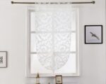 Rideau de fenêtre à motifs pour la salle de bain