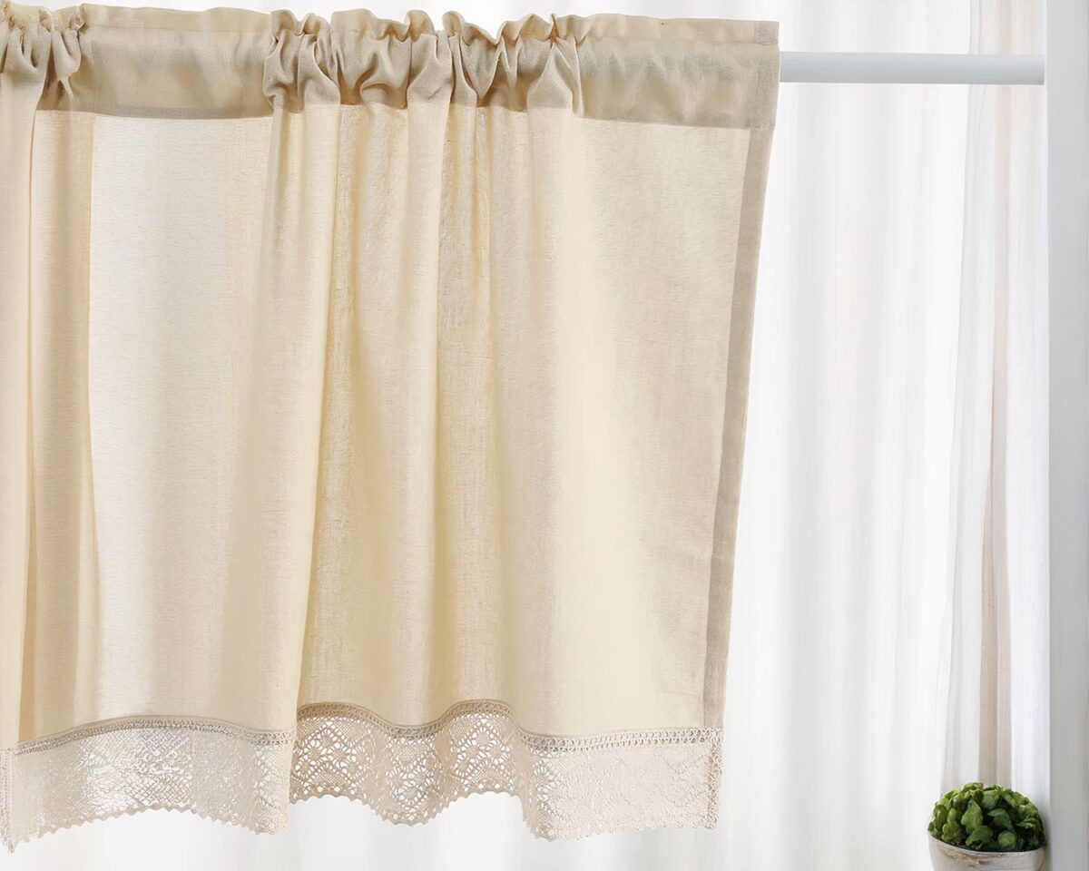 Rideau de fenêtre beige pour la salle de bain Rideau beige devant une fenêtre.