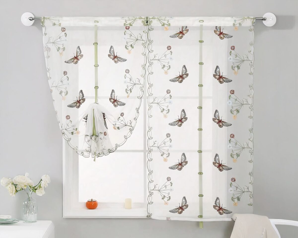Rideaux avec des papillons devant une fenêtre.
