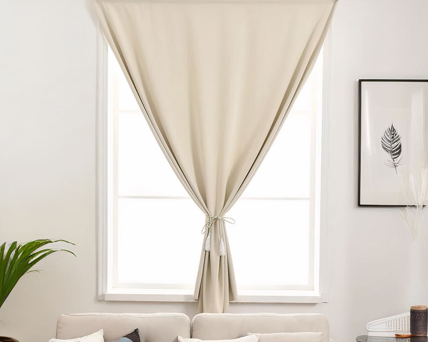 Rideau occultant devant une fenêtre.