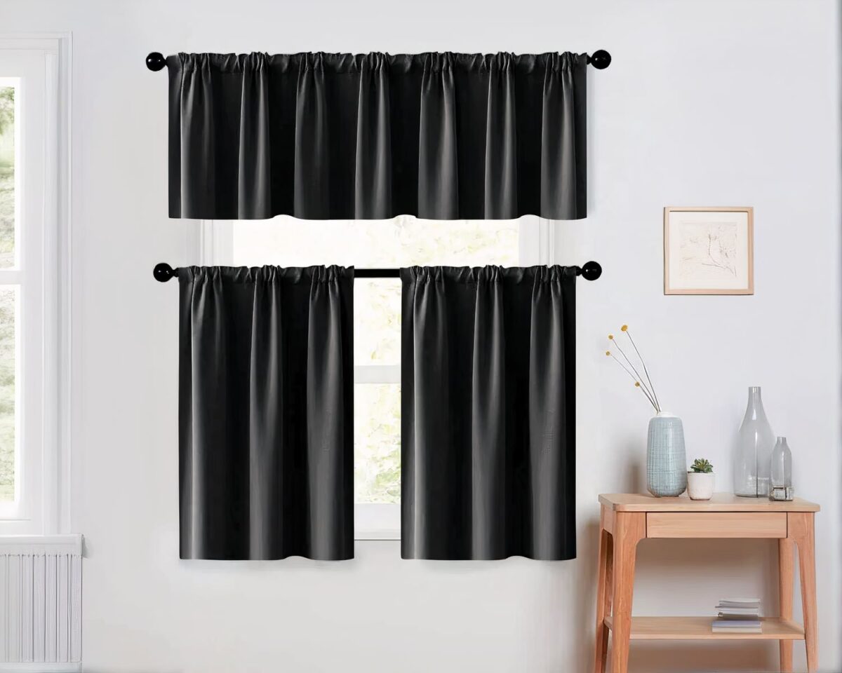 Rideau noir installé devant une fenêtre.