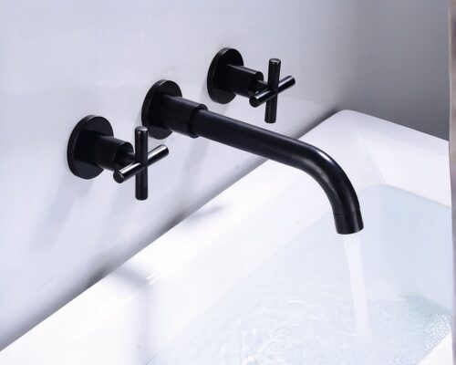 Photo d'un robinet de salle de bain mural noir à deux poignées au dessus d'un lavabo blanc sur un mur gris