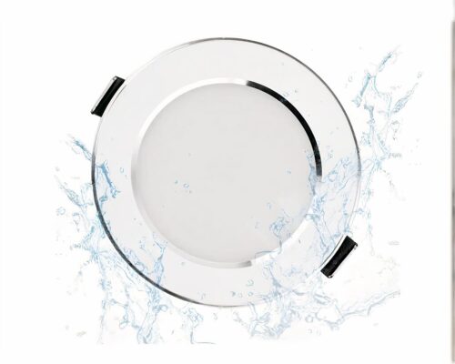 Photo d'un spot argenté étanche avec des éclaboussures d'eau sur un fond blanc