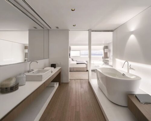 salle de bain lumineuse dans les tons blancs, avec une baignoire