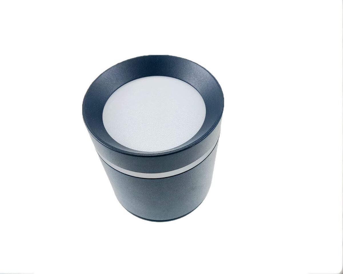 Spot lumineux étanche salle de bain avec ou sans variateur Photo de deux spots imperméables un noir et un blanc éclaboussés par des gouttes d'eau le tout sur un fond blanc