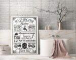 Tableau avec règles de la salle de bain posé sur un meuble en marbre.